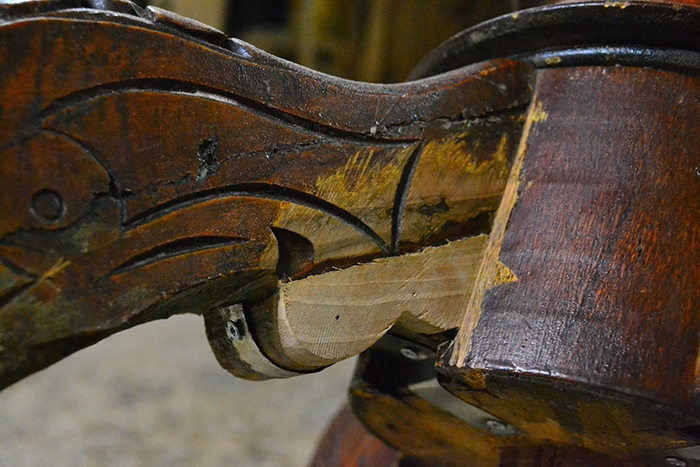 An-English-Victorian-walnut-center-table-with-satinwood-marquetry-decoration-16