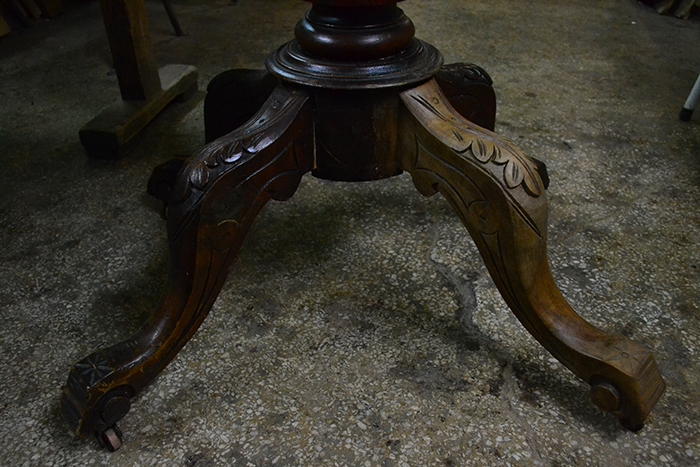 An-English-Victorian-walnut-center-table-with-satinwood-marquetry-decoration-18