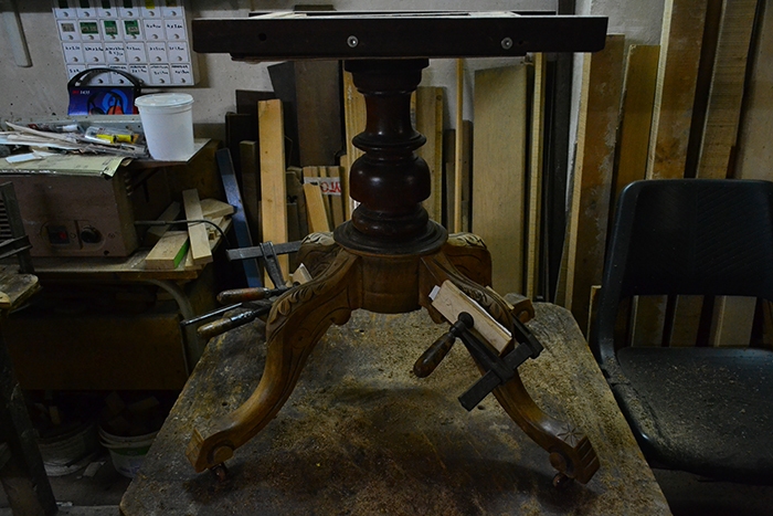 An-English-Victorian-walnut-center-table-with-satinwood-marquetry-decoration-19