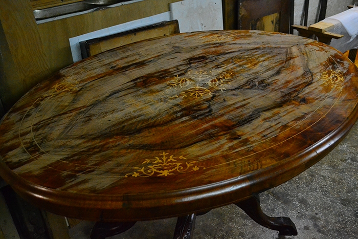 An-English-Victorian-walnut-center-table-with-satinwood-marquetry-decoration-2