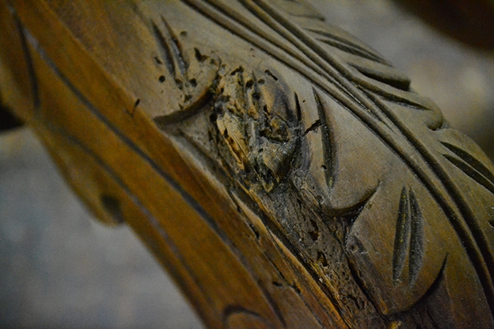 An-English-Victorian-walnut-center-table-with-satinwood-marquetry-decoration-20