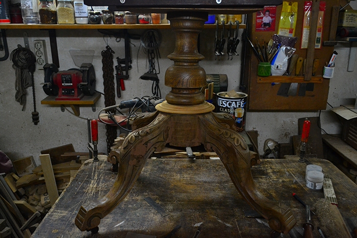 An-English-Victorian-walnut-center-table-with-satinwood-marquetry-decoration-21