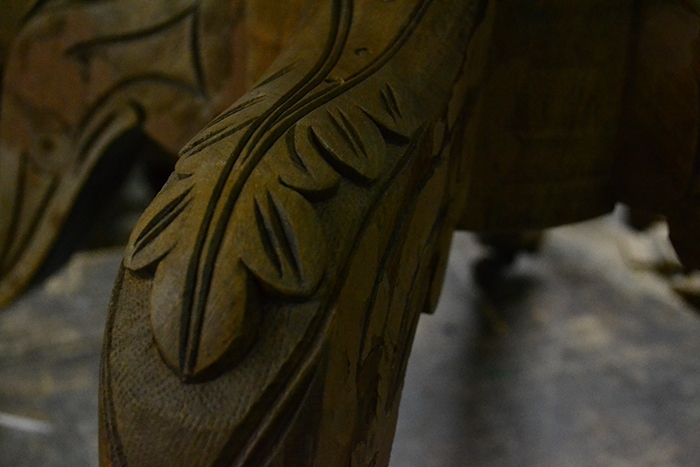 An-English-Victorian-walnut-center-table-with-satinwood-marquetry-decoration-24