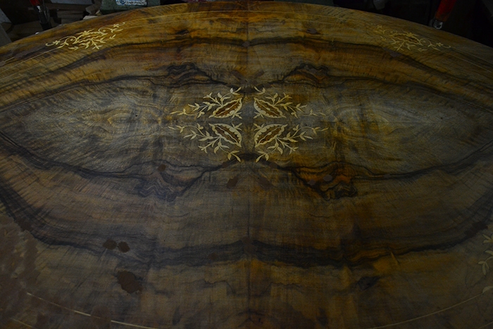 An-English-Victorian-walnut-center-table-with-satinwood-marquetry-decoration-28