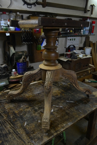 An-English-Victorian-walnut-center-table-with-satinwood-marquetry-decoration-30