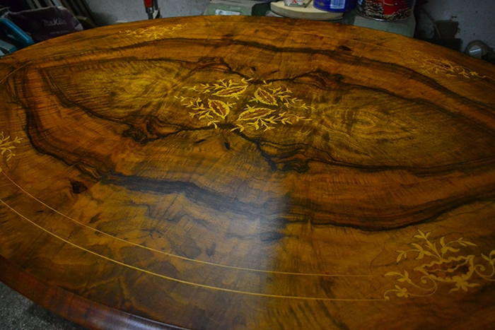 An-English-Victorian-walnut-center-table-with-satinwood-marquetry-decoration-33