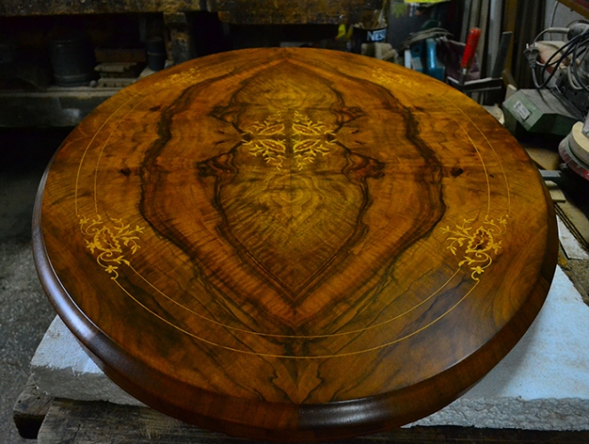 An-English-Victorian-walnut-center-table-with-satinwood-marquetry-decoration-34