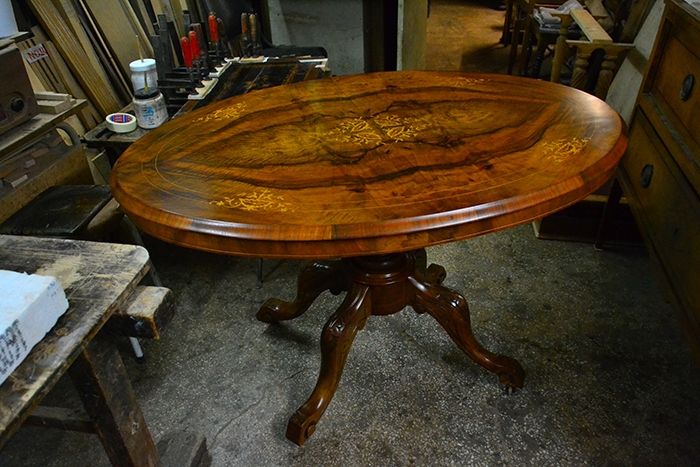 An-English-Victorian-walnut-center-table-with-satinwood-marquetry-decoration-35