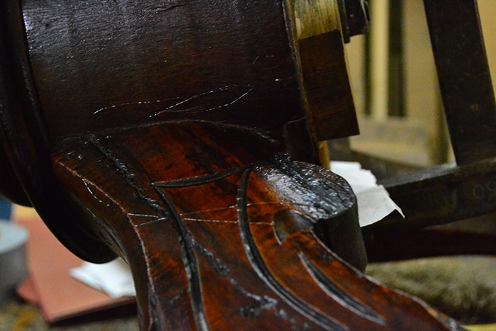An-English-Victorian-walnut-center-table-with-satinwood-marquetry-decoration-4