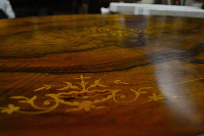 An-English-Victorian-walnut-center-table-with-satinwood-marquetry-decoration-40