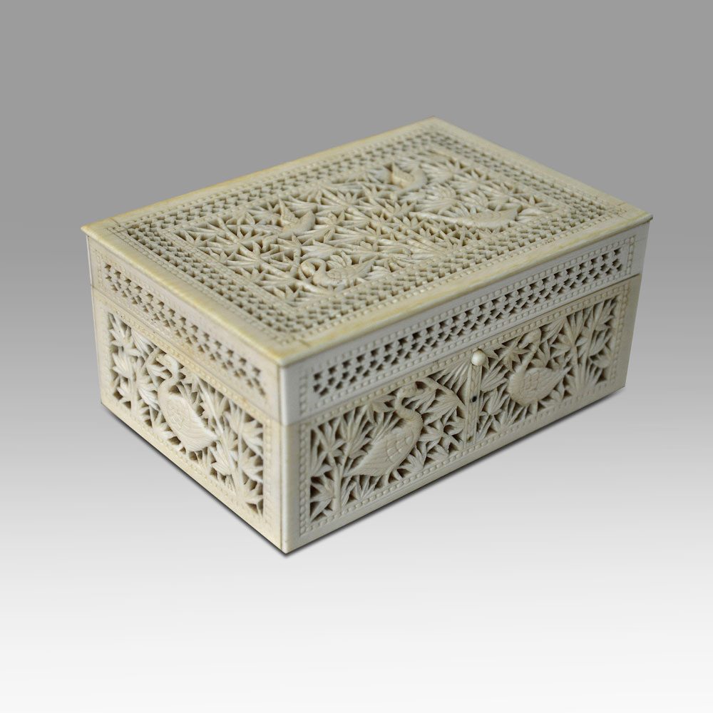 An ivory jewelry box